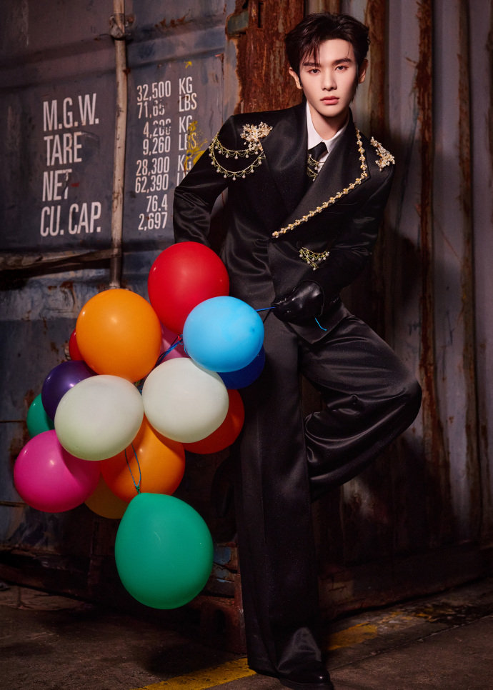 王子身边不一定是公主高卿尘这身造型直接化身优雅王子，绅士感拉满，结果出场牵了只猫