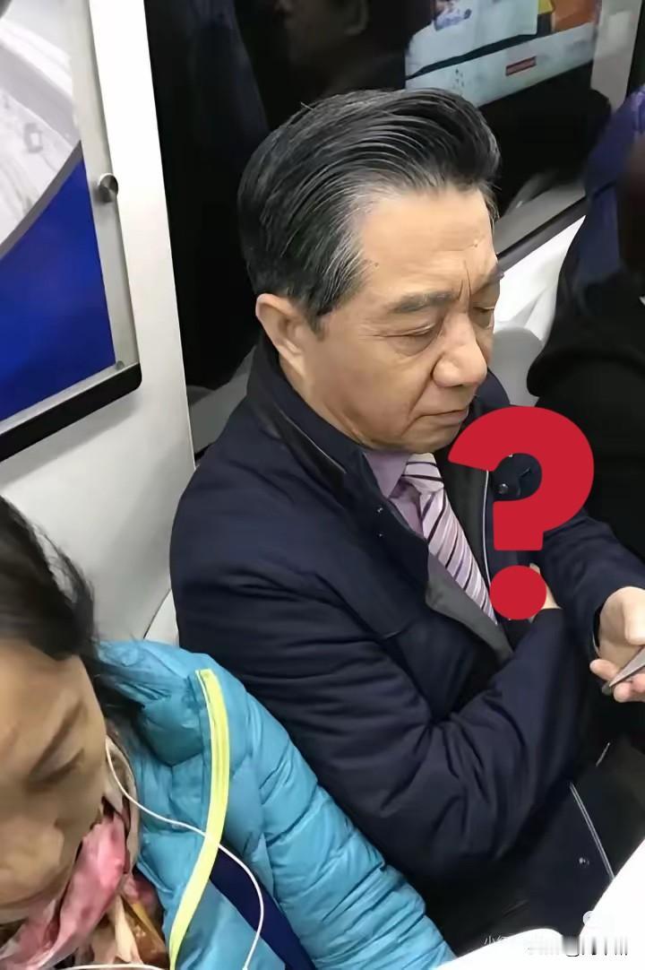 此人面熟，是张“局座”吗？