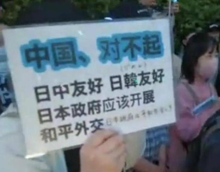 你见过最让人破防的国际场面吗？近日，大量日本普通民众自发走上街头，聚集在东京港区
