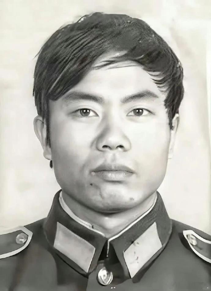 请停留一秒钟！向缉毒英雄 陈建军 致敬！ ​    他是新中国成立以来牺牲的第一