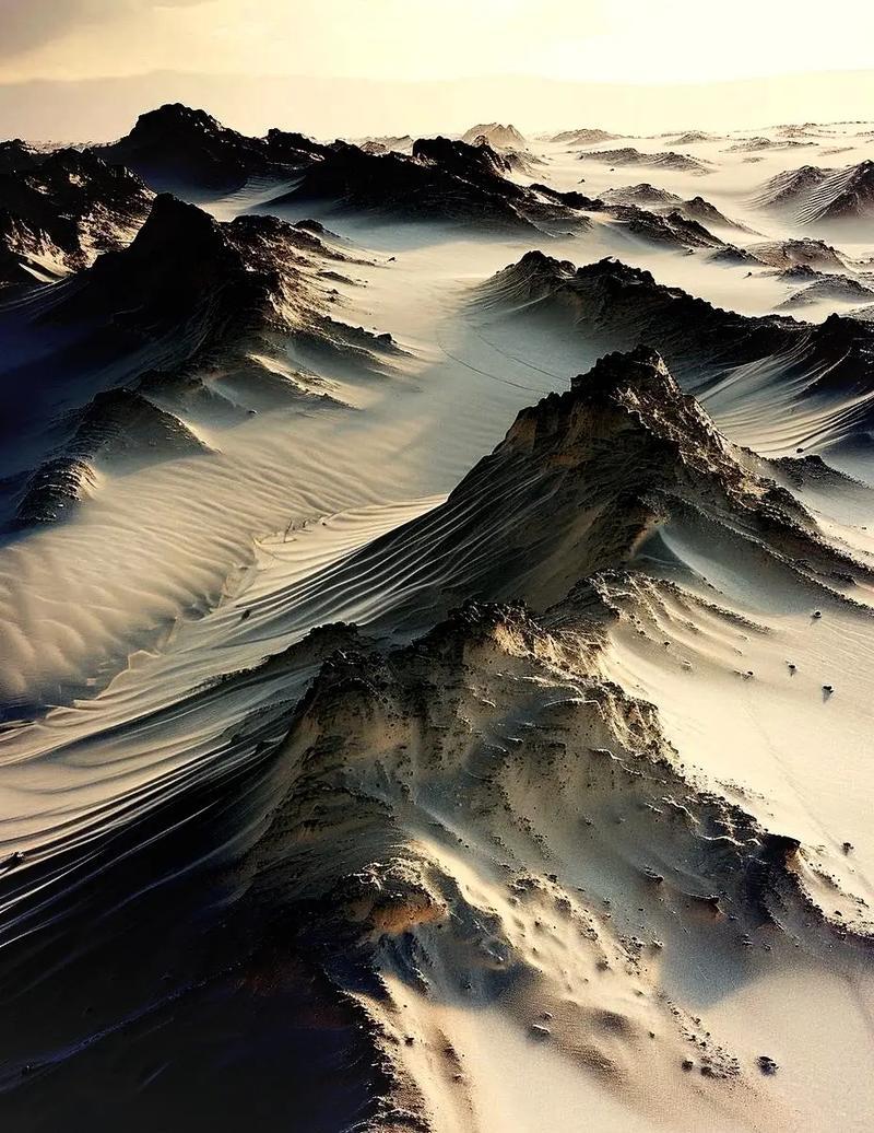 黑独山如泼墨宣纸铺展在戈壁深处，山棱线条冷硬，连风都放轻了脚步，只剩满目的苍凉静