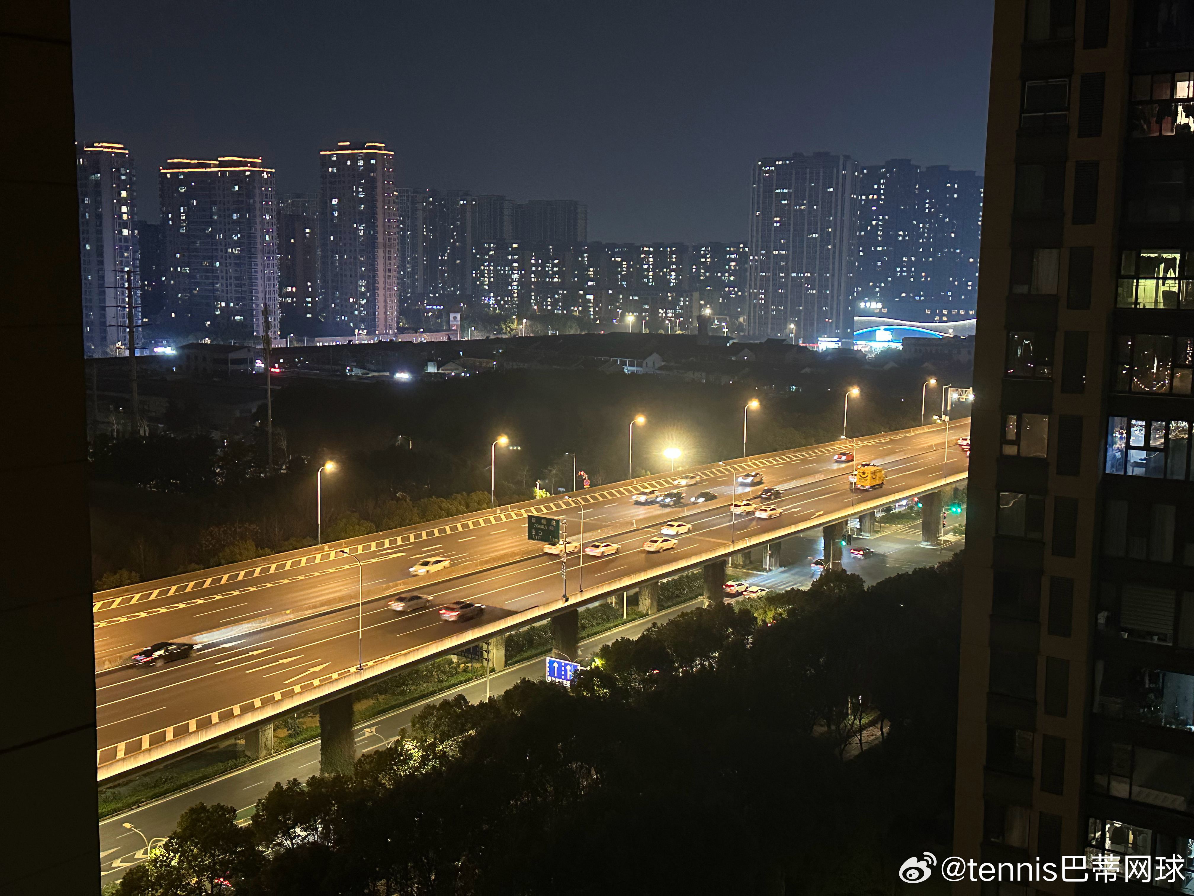 万家灯火 车来车往这就是生活