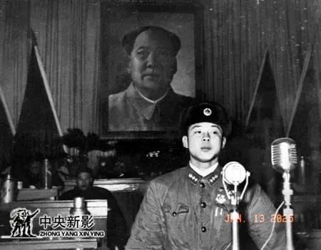 1961年
伟大的共产主义战士雷锋同志，在沈阳军区举行的会议上作报告，讲述他学习