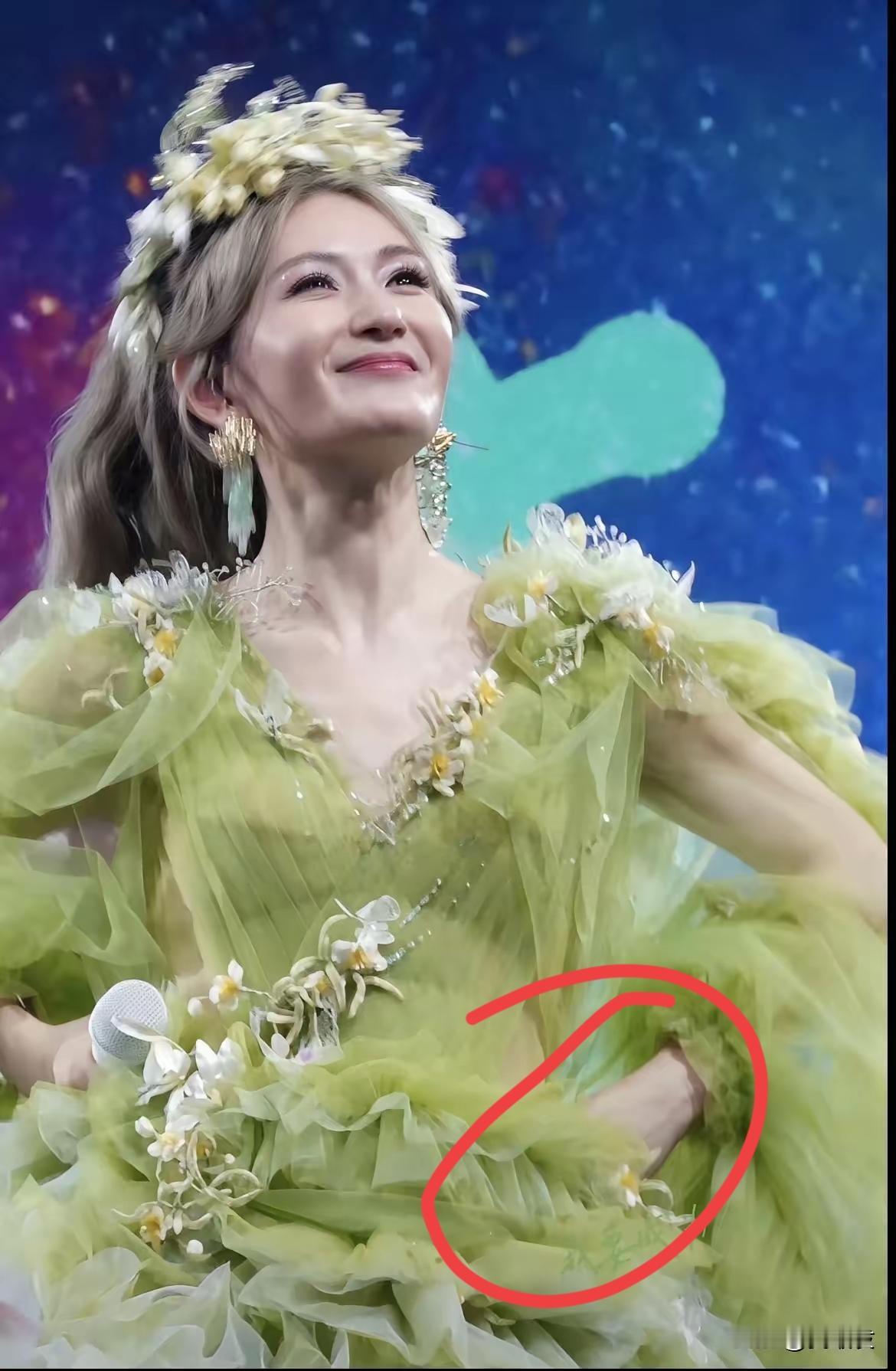 谁都没想到！！
谢娜首场演唱会能直接爆满到离谱，明眼人都看得出来，压根不是靠唱功