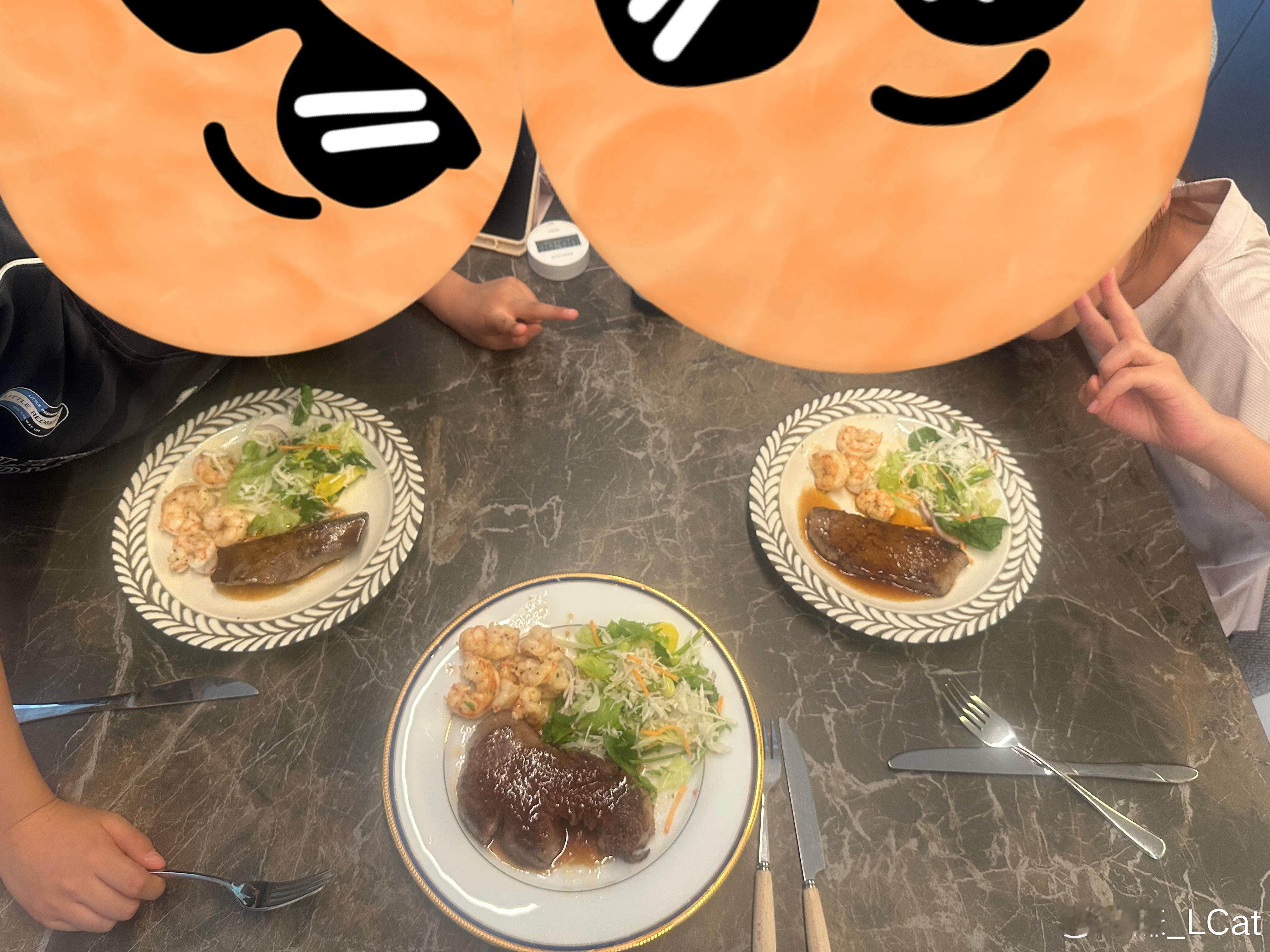 平时会给自己做些健身餐。后来孩子们发现，原来爸爸做的健身餐也挺好吃，于是每次做的