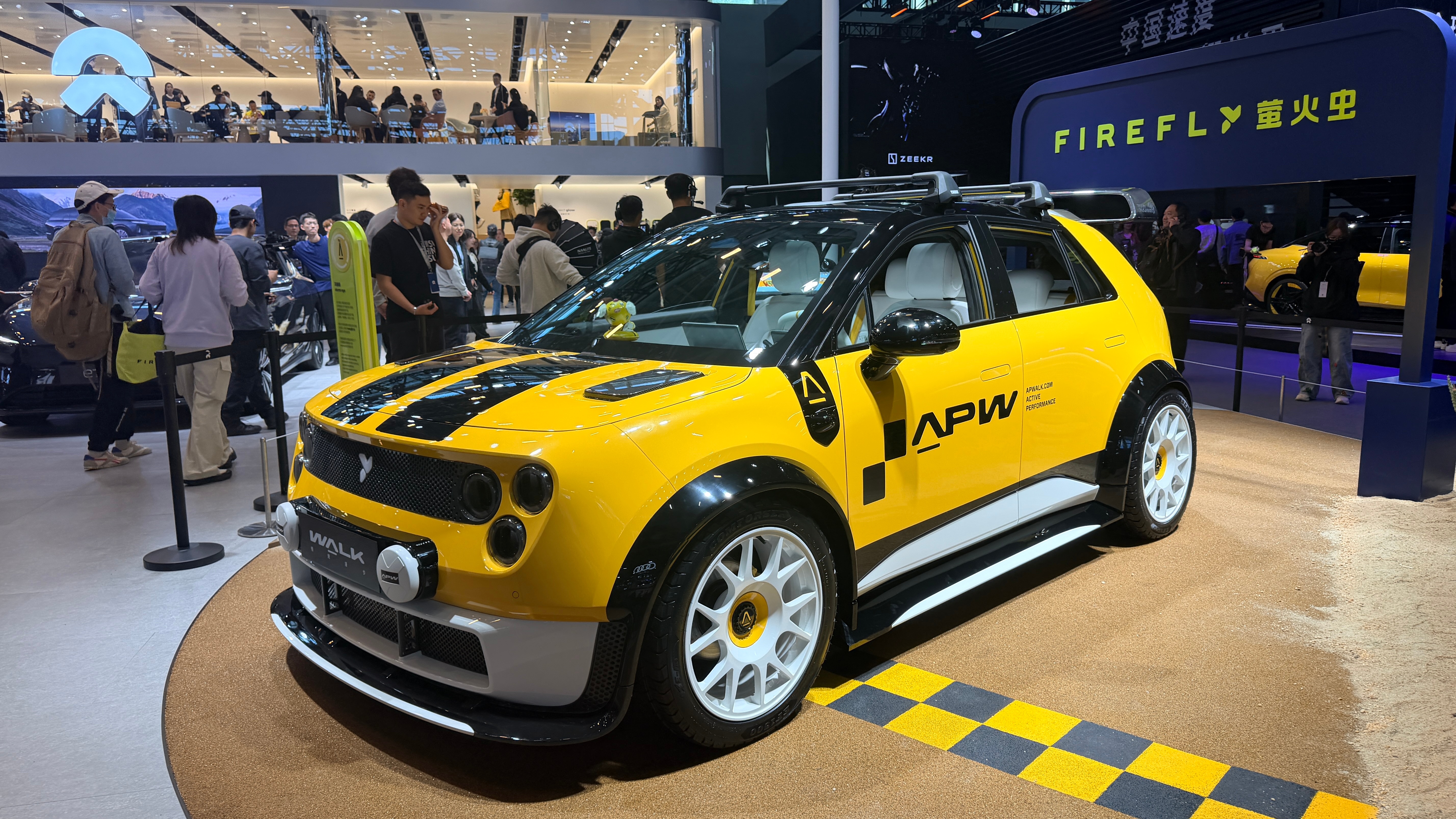 越野风格的萤火虫，改的太好看了！加了尾翼和宽体，但是这个不量产只做为展示用，萤火