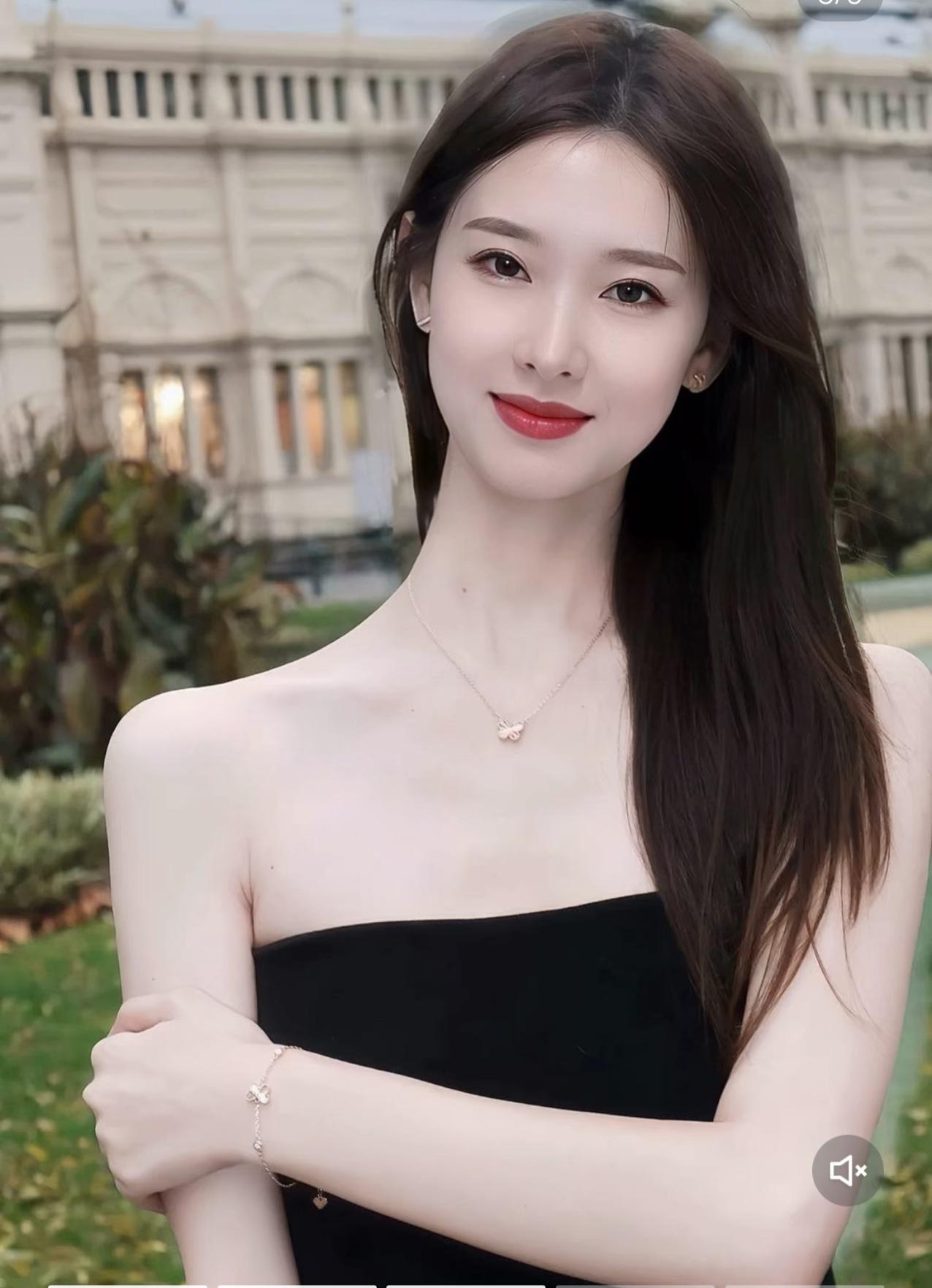 《夜色中的黑玫瑰》
晚风掠过哥特式建筑的尖顶时，露台上的水晶吊灯忽然亮了起来。我