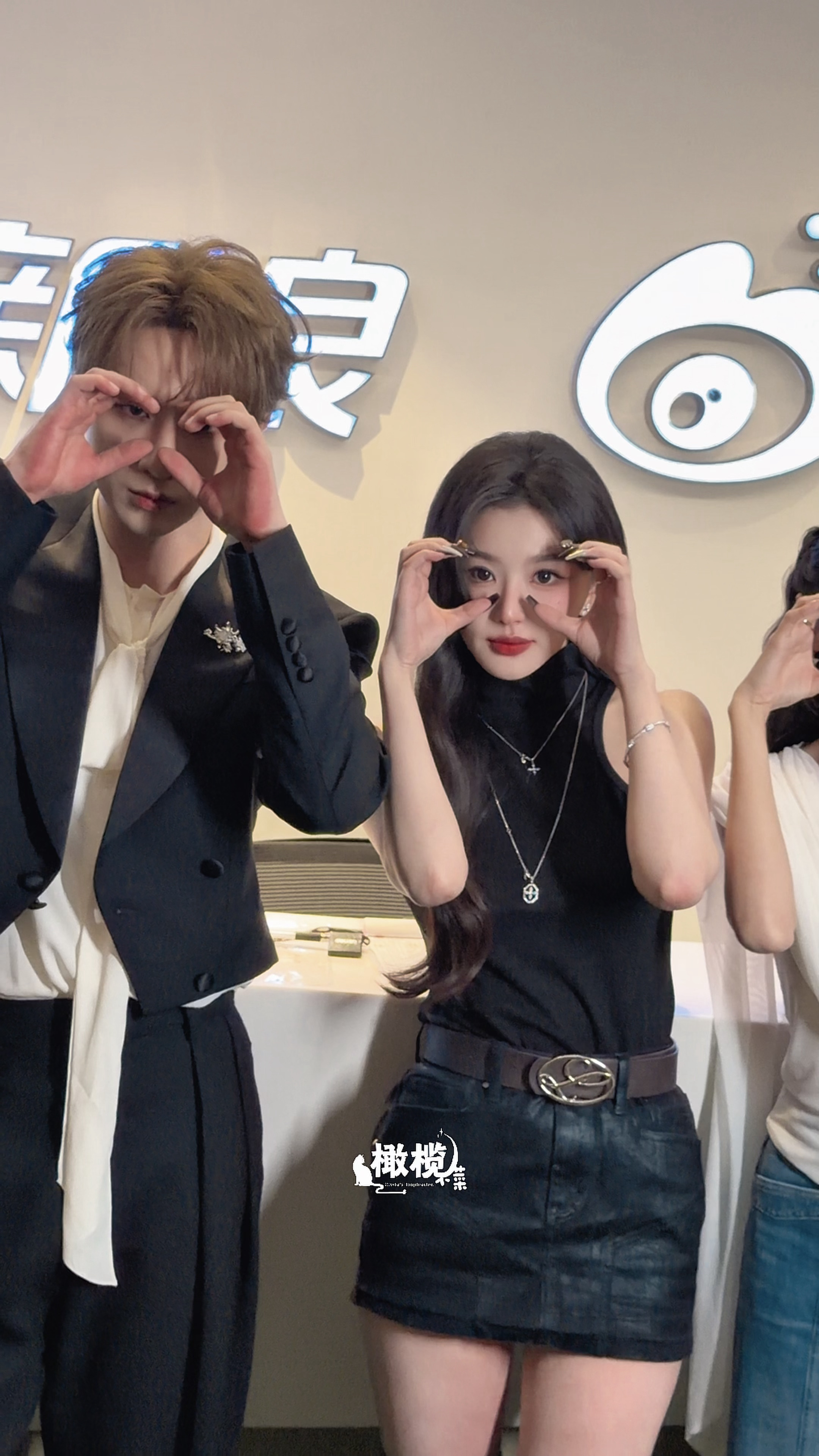 摆pose合影中孔雪儿美美嘟李宏毅似乎真的试图摆个望远镜看清什么东西。哈哈哈哈哈