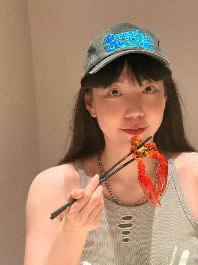 不行就让吴莫愁上去唱吧歌手别轮空了让吴莫愁上去唱吴莫愁可以补位歌手 轮空吴莫愁来