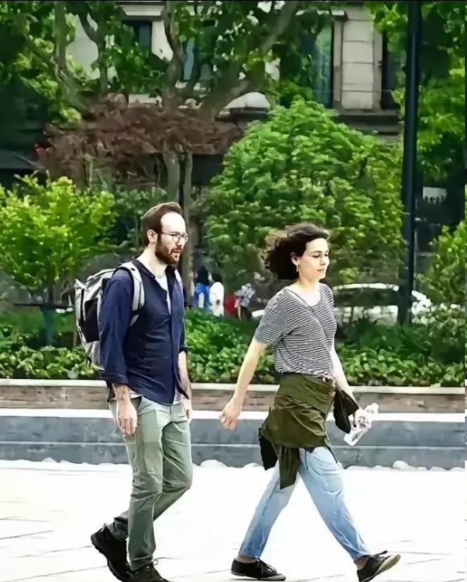 成都宽窄巷子，一对外国男女吃完饭后擦了擦嘴便离开。店主追到门口将两人拦住，要求支