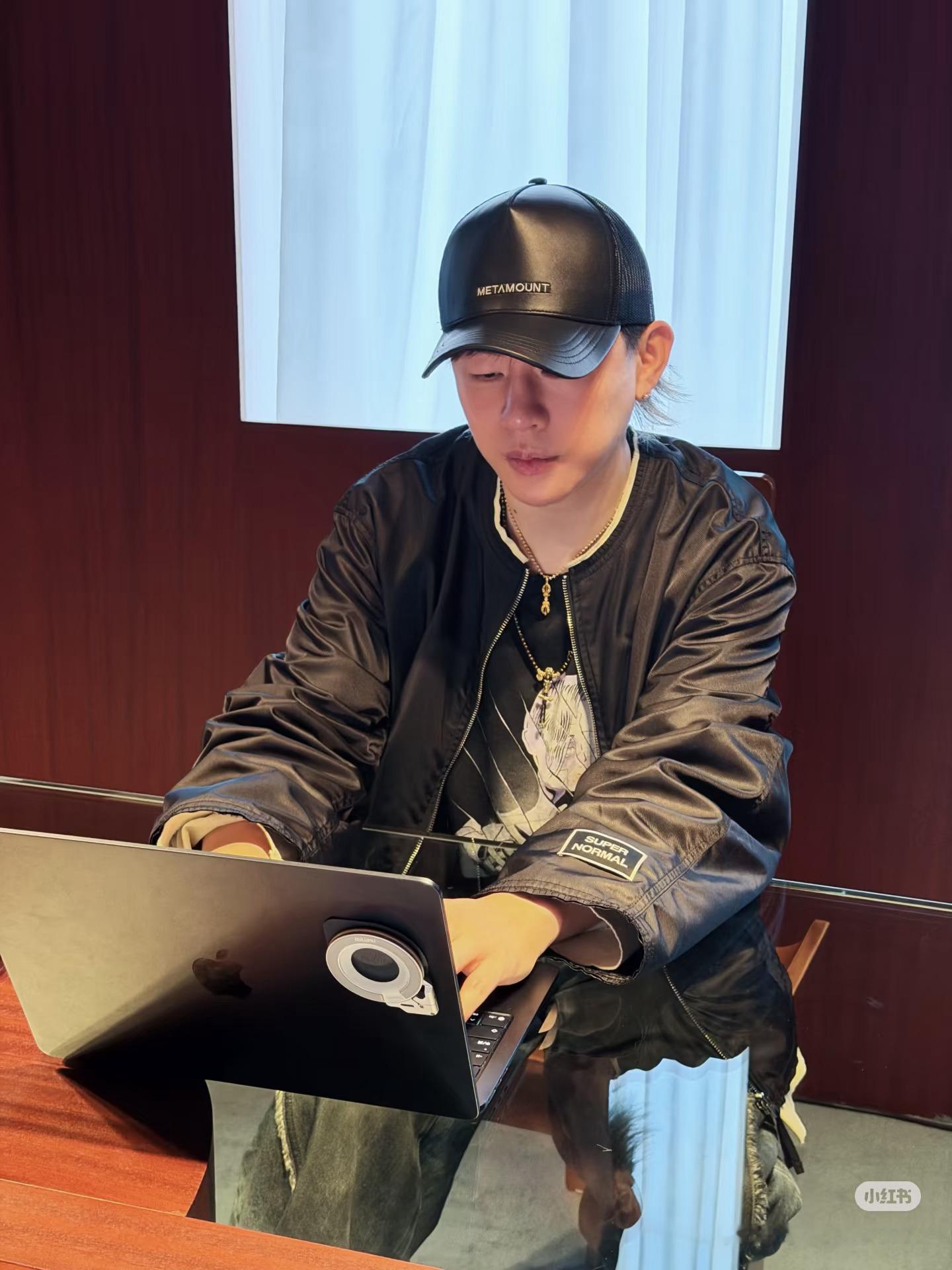 汪涵发布声明胡彦斌用AI自然语言开发粉丝社区vibe coding的都懂这个姿势