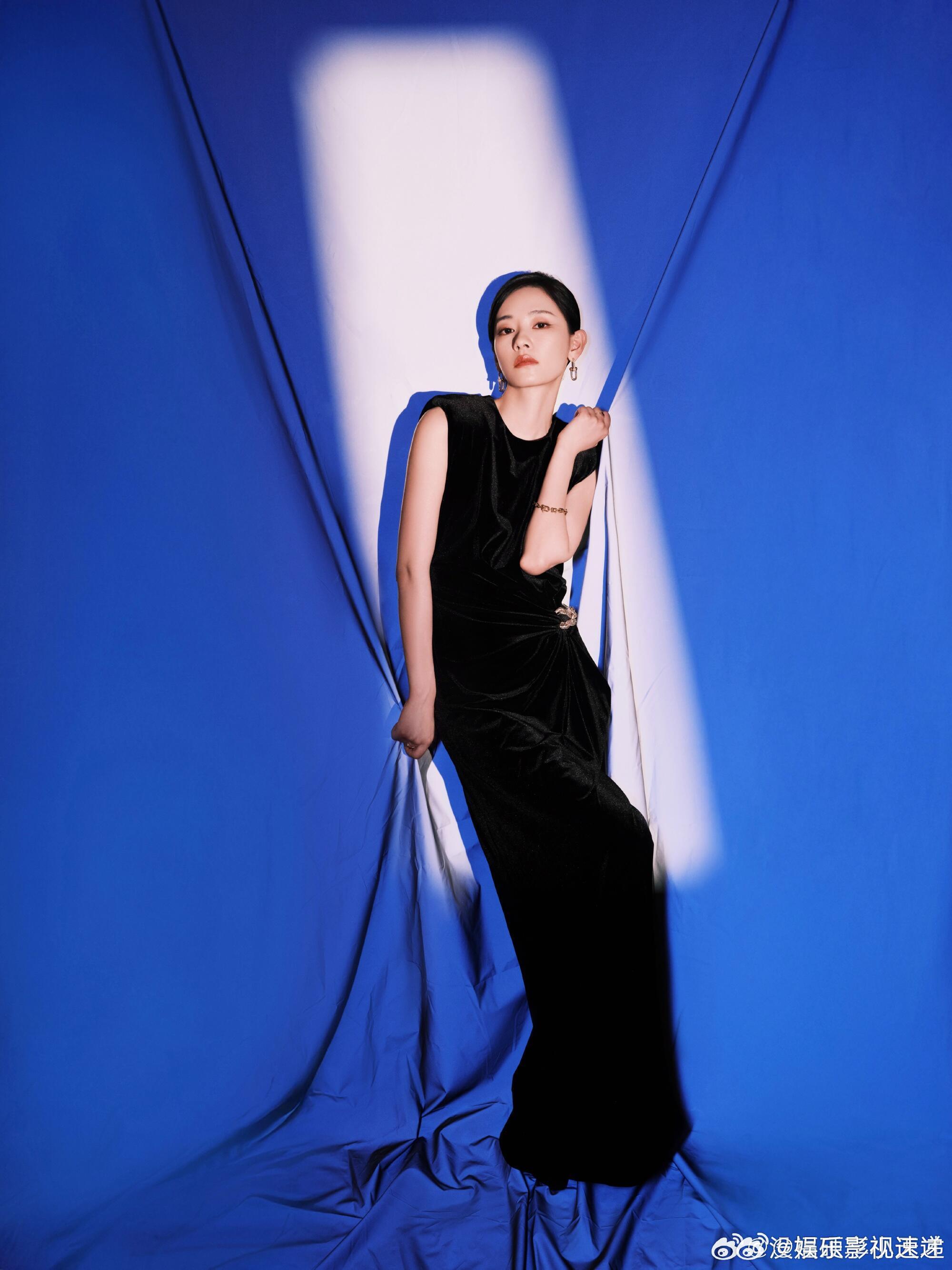 刘雅瑟气质A爆了 隐身的名字见面会倪妮刘雅瑟贴贴，两个人的互动也太好嗑了，刘雅瑟