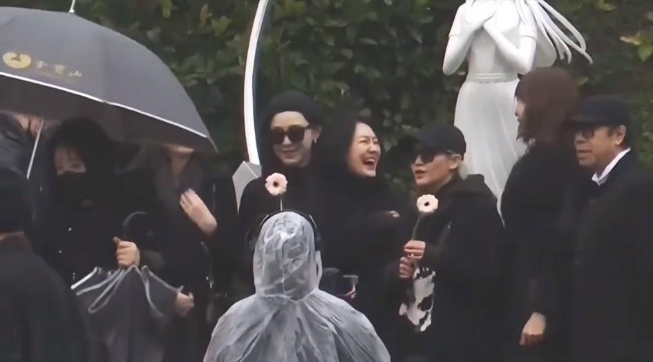 大S去世一周年之际，她的纪念雕像也落成了，她的家人和圈内好友也是共聚一堂来缅怀曾