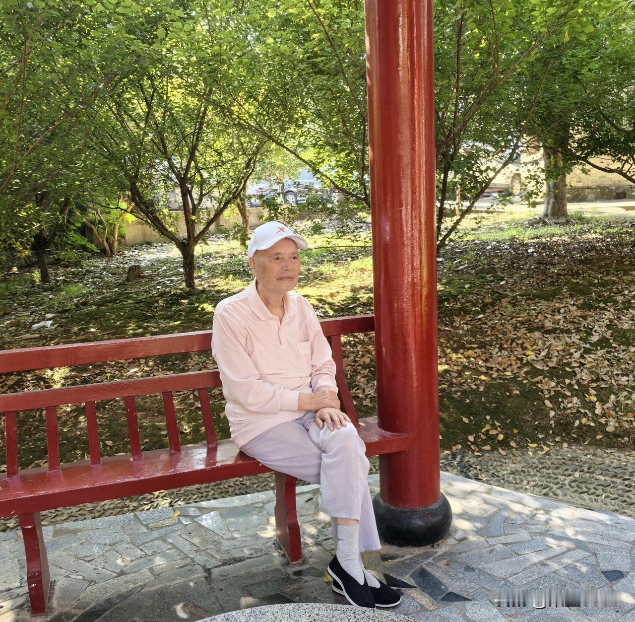 家乡是用来思念和治愈的。我的家乡在一个山凹，一条河流环绕，四季满目苍绿。

年轻