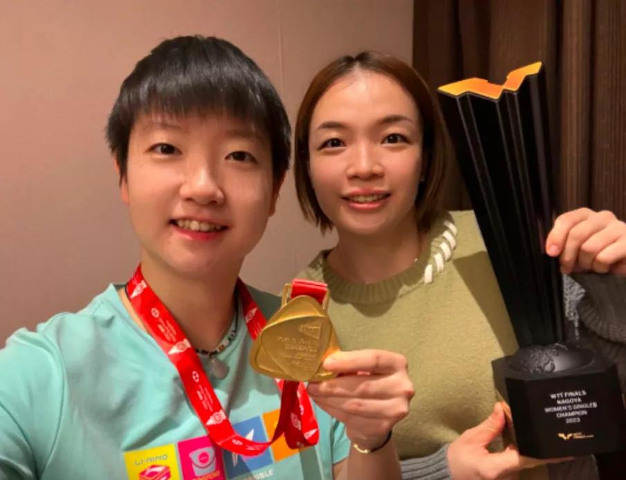 #孙颖莎和陈清晨互换奖牌# 当今中国体育圈跨界友谊最好的一对恐怕就是孙颖莎和陈清