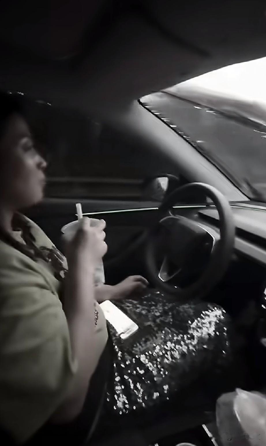 暴雨天一位女士高速开车用特斯拉智能驾驶系统接管汽车，估计速度应该在100多码左右