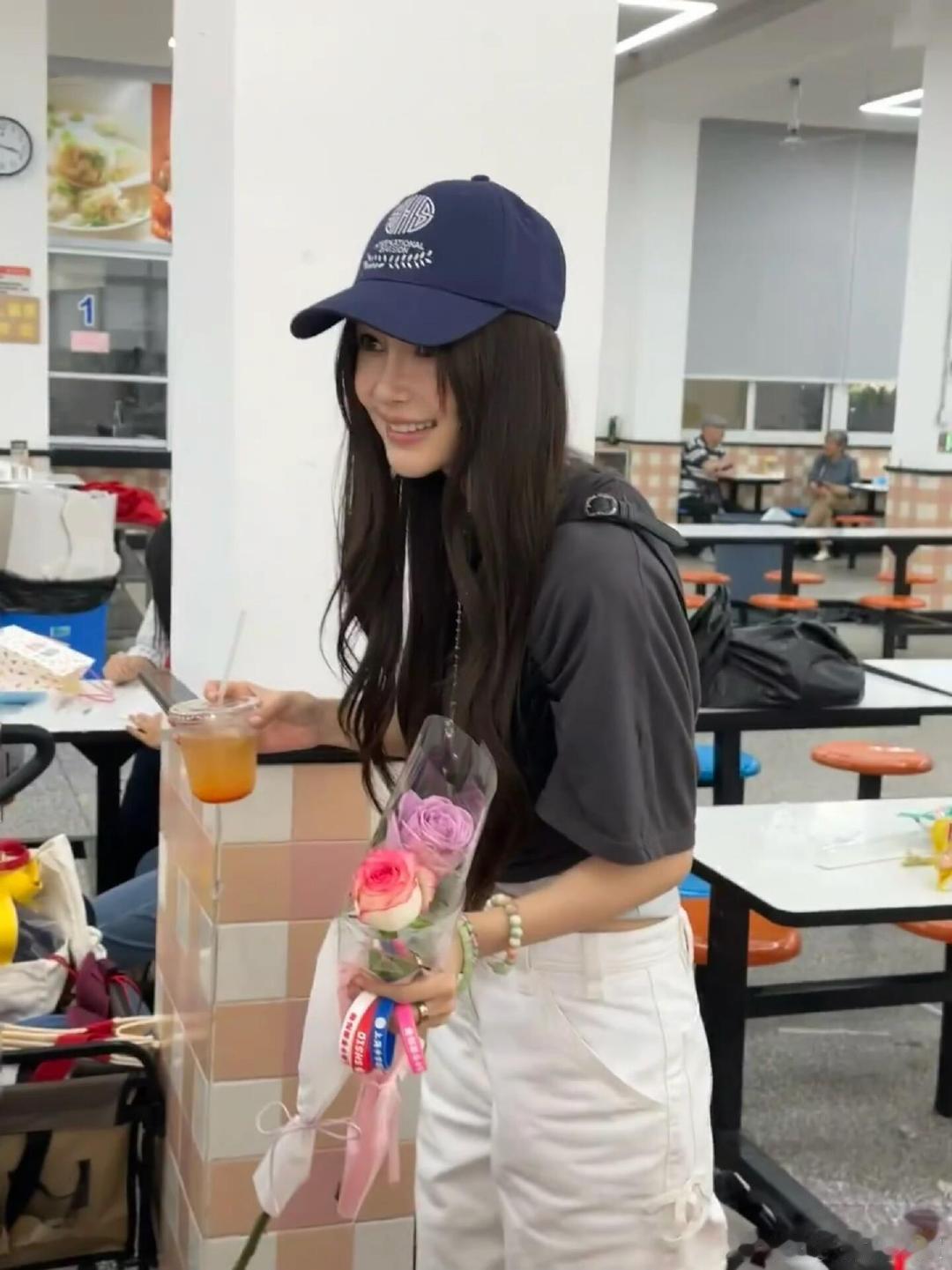 Angelababy去小海绵学校做义卖谁能想到在学校义卖现场能偶遇 Angela