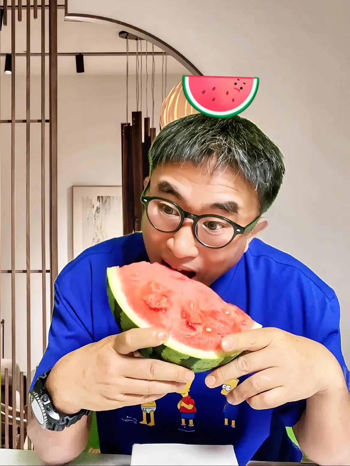 #一张图记录夏日美食# 夏天到了，又可以做一个开心的吃瓜群众啦！#天气热买西瓜吃