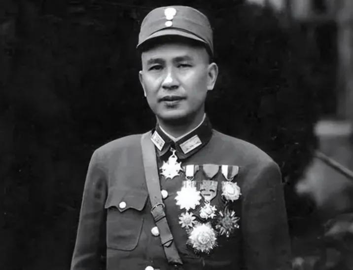 淮海战役前，蒋介石曾想把华中与徐州两个剿匪司令部合并，拿掉刘峙，让白崇禧统一指挥