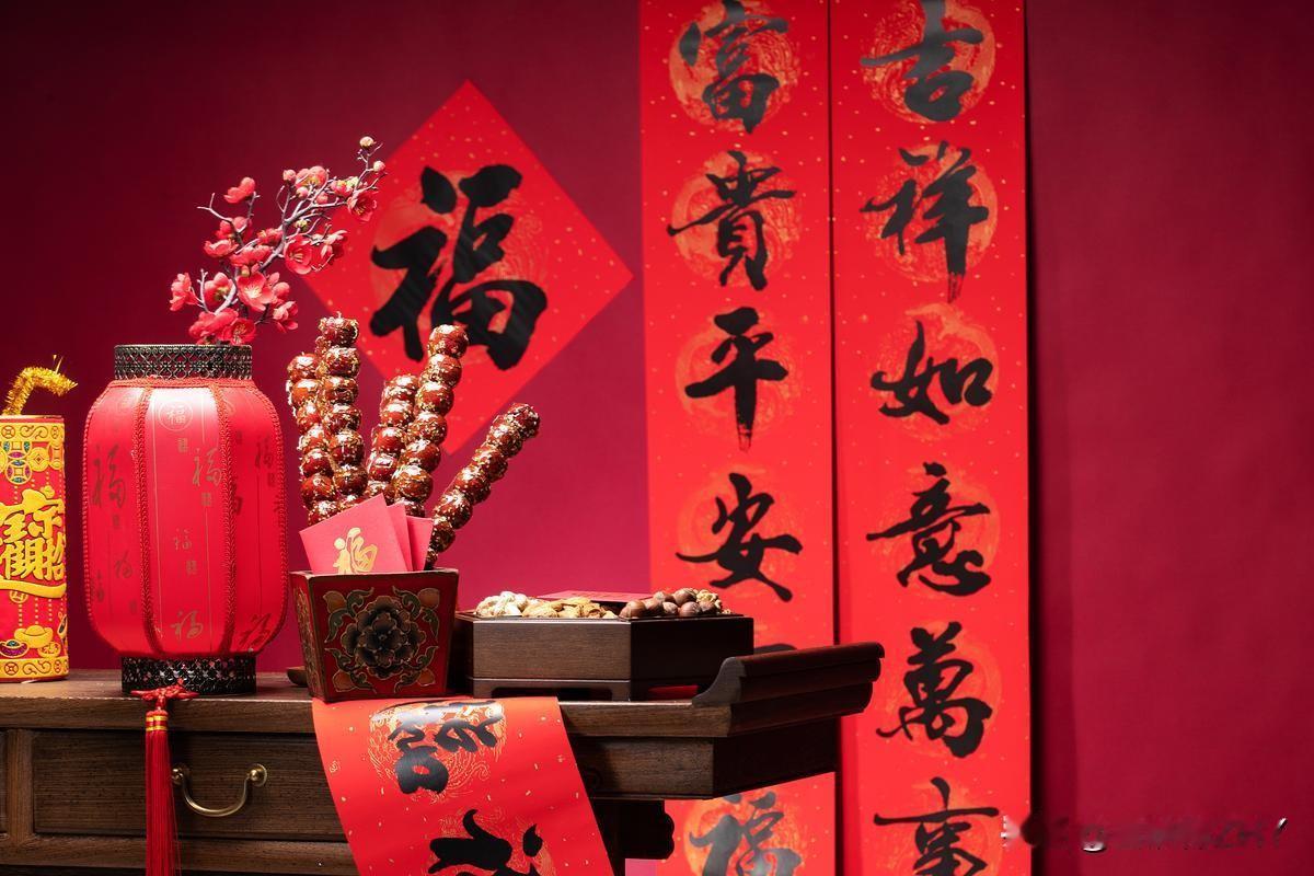 欢欢喜喜过大年
鸡鸭鱼肉桌上端
欢聚一堂酒斟满
其乐融融阖家欢