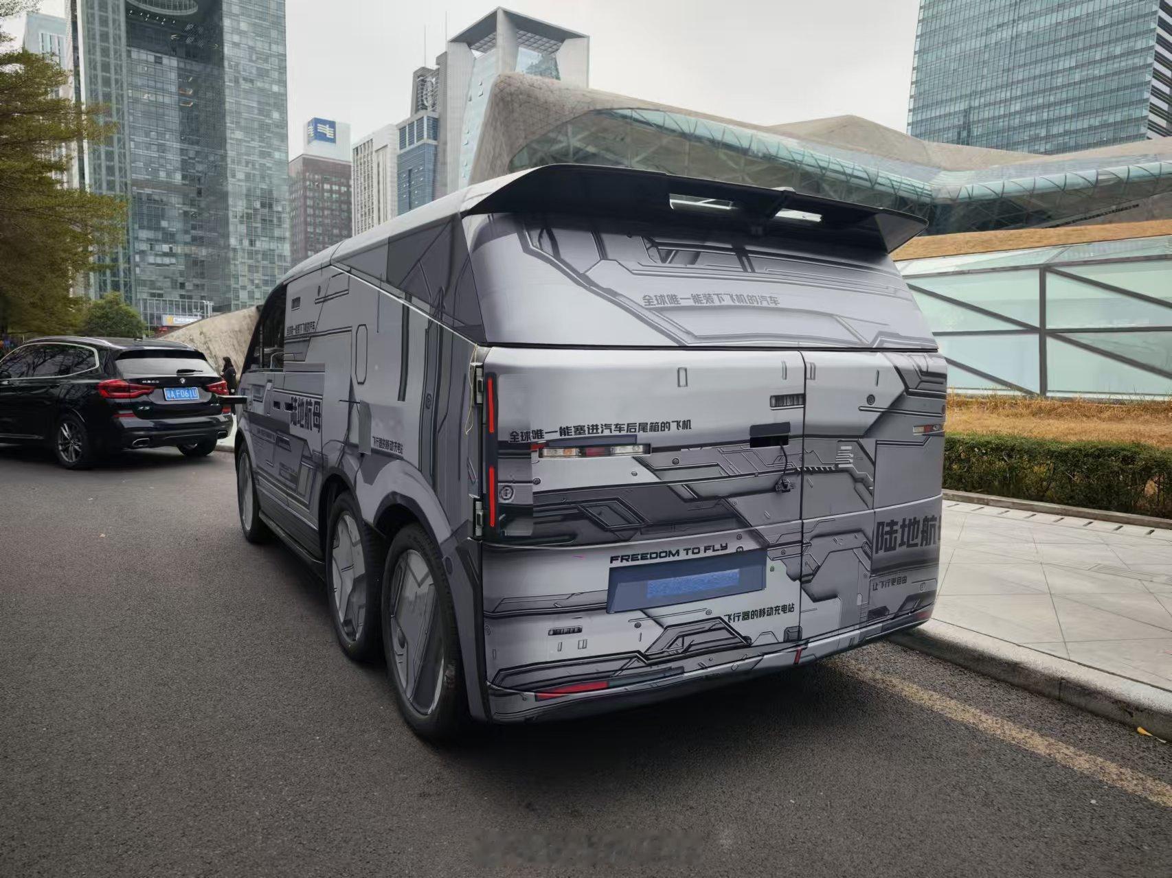 🐦厂整活不断，陆地航母新涂装全球唯一能塞进汽车后尾箱的飞机✈️飞机的移动充电站