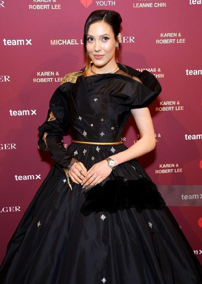 最近谷爱凌在出席时尚活动的时候穿了一件黑色的裙子，看上去高贵又时尚，真的是太漂亮