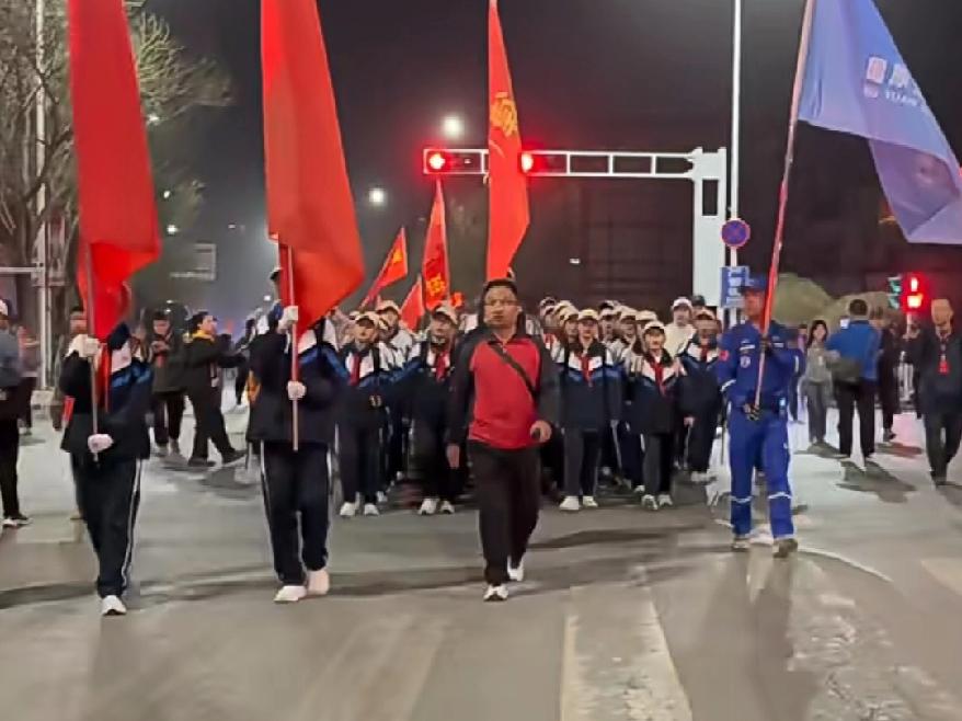 广西固原的师生每年步行100多里地去扫墓的事迹，每年都感动了全网。
这是一种优良