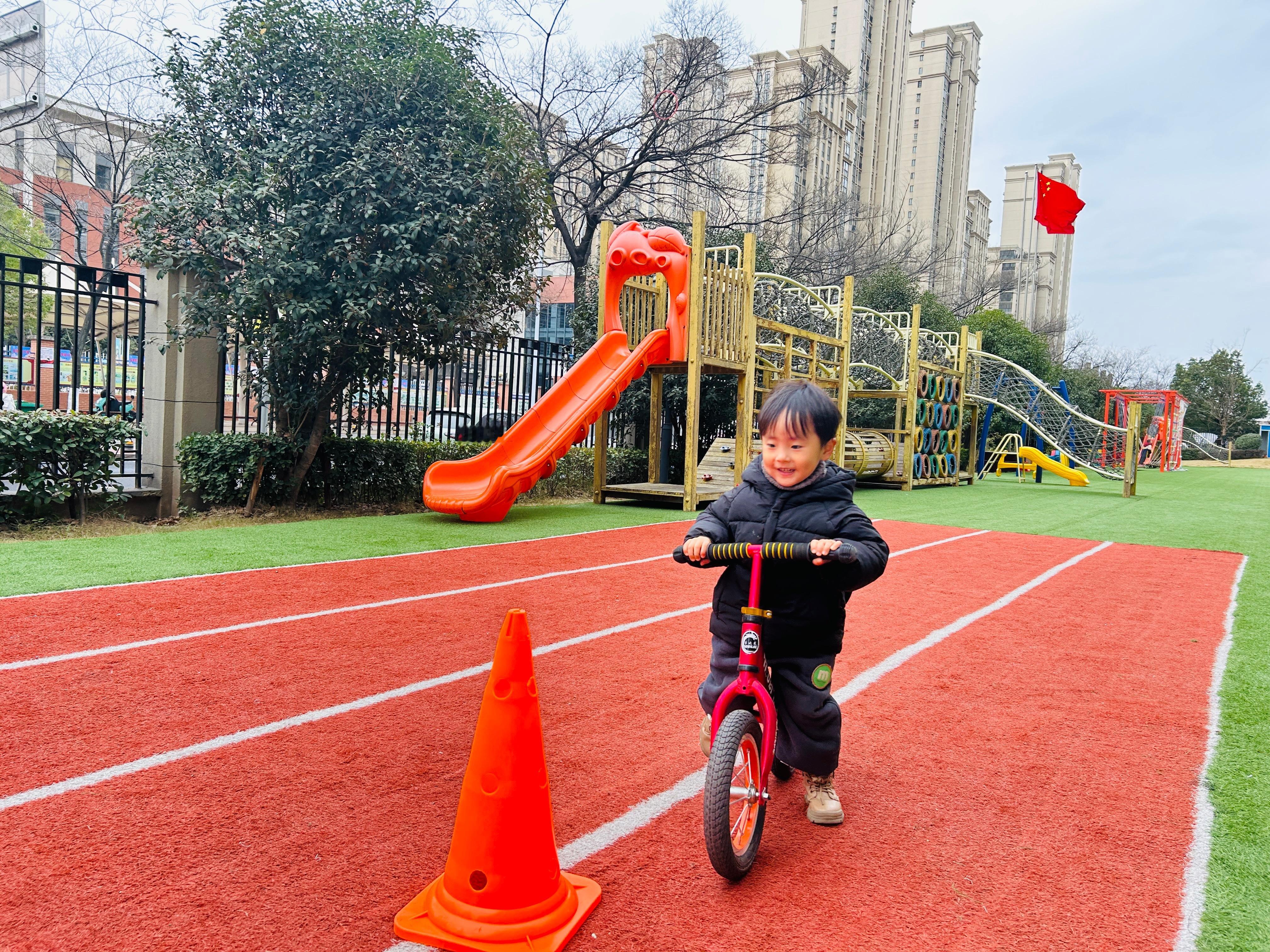 “至此鲜花赠自己，纵马踏花向自由” 