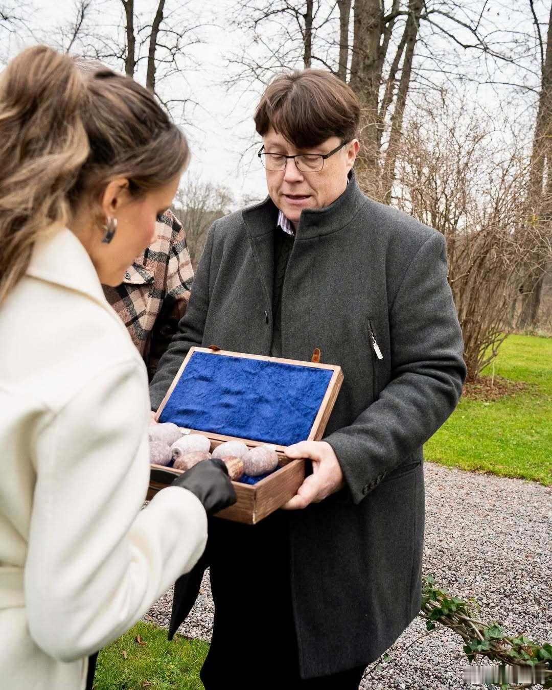 瑞典王室 🇸🇪12月3日，索菲娅王妃出席罗森达尔瓦森城堡建造200周年纪念活