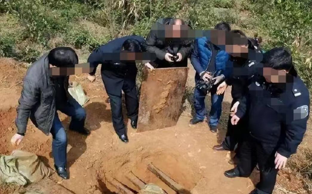 钓鱼能钓到鱼，可有人却偏偏“钓”到了古墓，结果一脚踏进深渊！在河南郑州，一个痴迷
