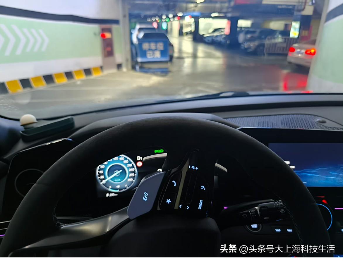 开伊兰特N每次下地库都贼麻烦，地库的角度稍微一大，车就只能斜着下坡，不看包蹭前铲