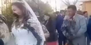 南美洲国家玻利维亚一对新人近日结婚，岂料婚礼上却来了「新郎的前女友」，她拿着一大