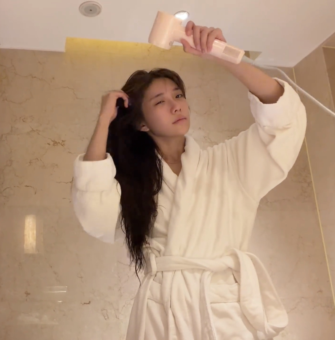 沈梦瑶你怎么吹个头发都帅成这样……就这么一直勾引我吧…… 
