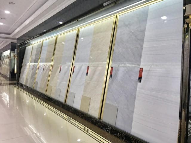 家里瓷砖被硬物刮出黑印子，看着特别闹心。找师傅来修不值当，不修又天天看着难受。其