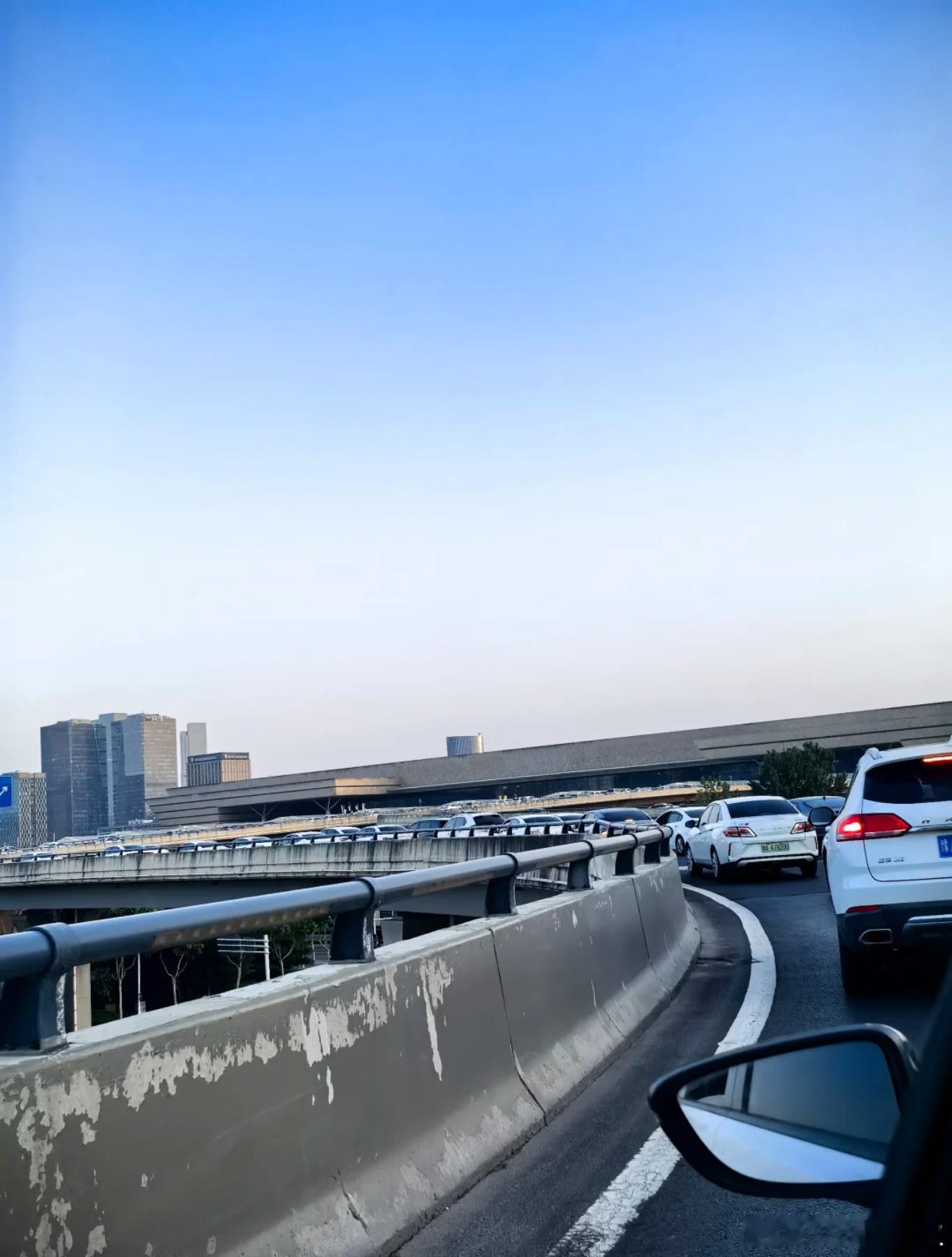 五一假期第一天各位都已经成功地堵在路上了吗？[awsl] ​​​