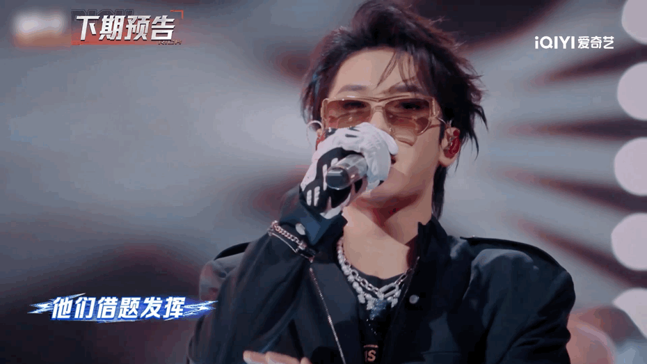严浩翔新说唱深V西装严浩翔背头深V 我去！严浩翔来新说唱后造型越来越绝，深V背头