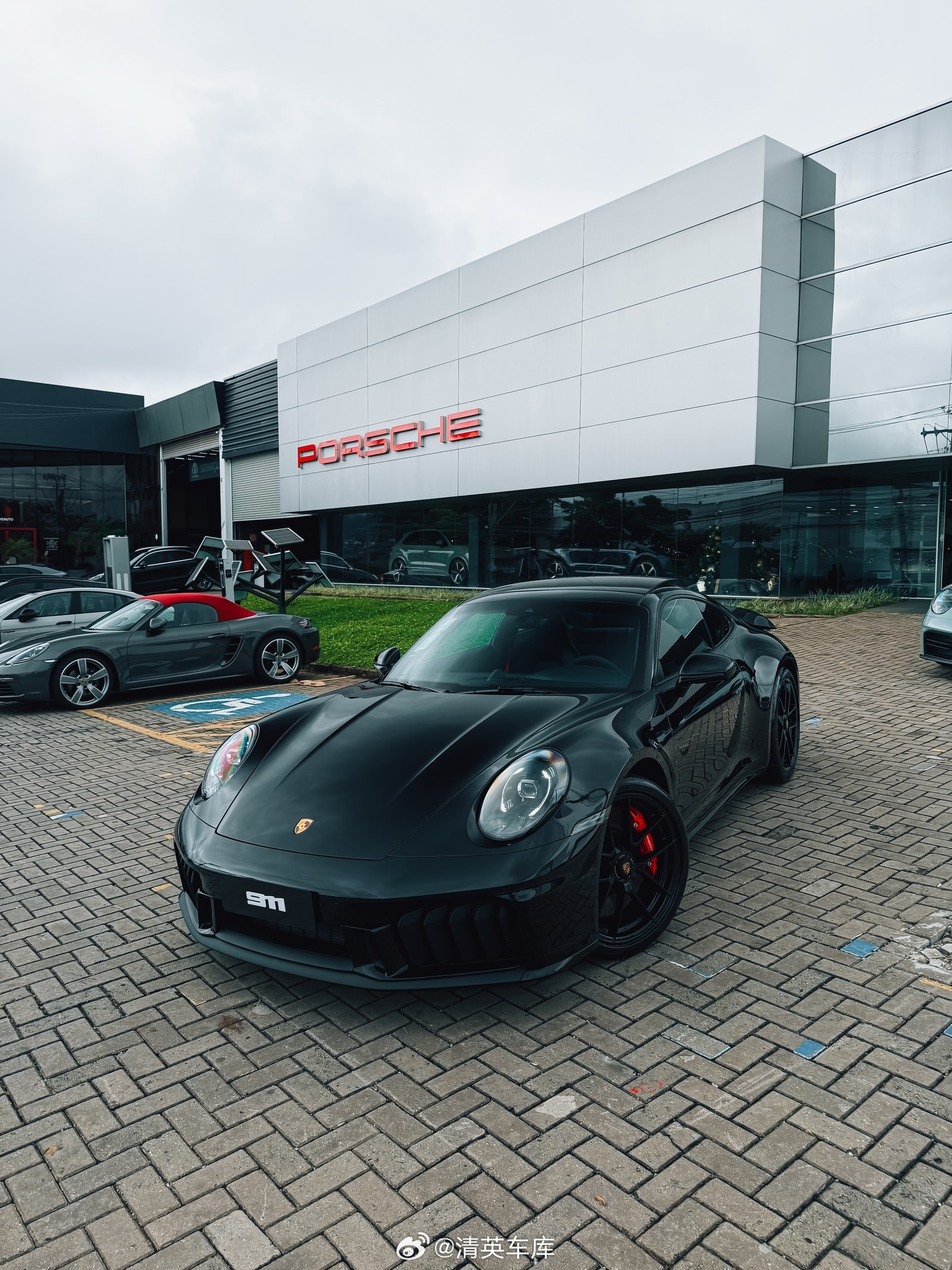 黑外黑内配色的保时捷992.2 Carrera GTS到这个型号就很少出现不好看