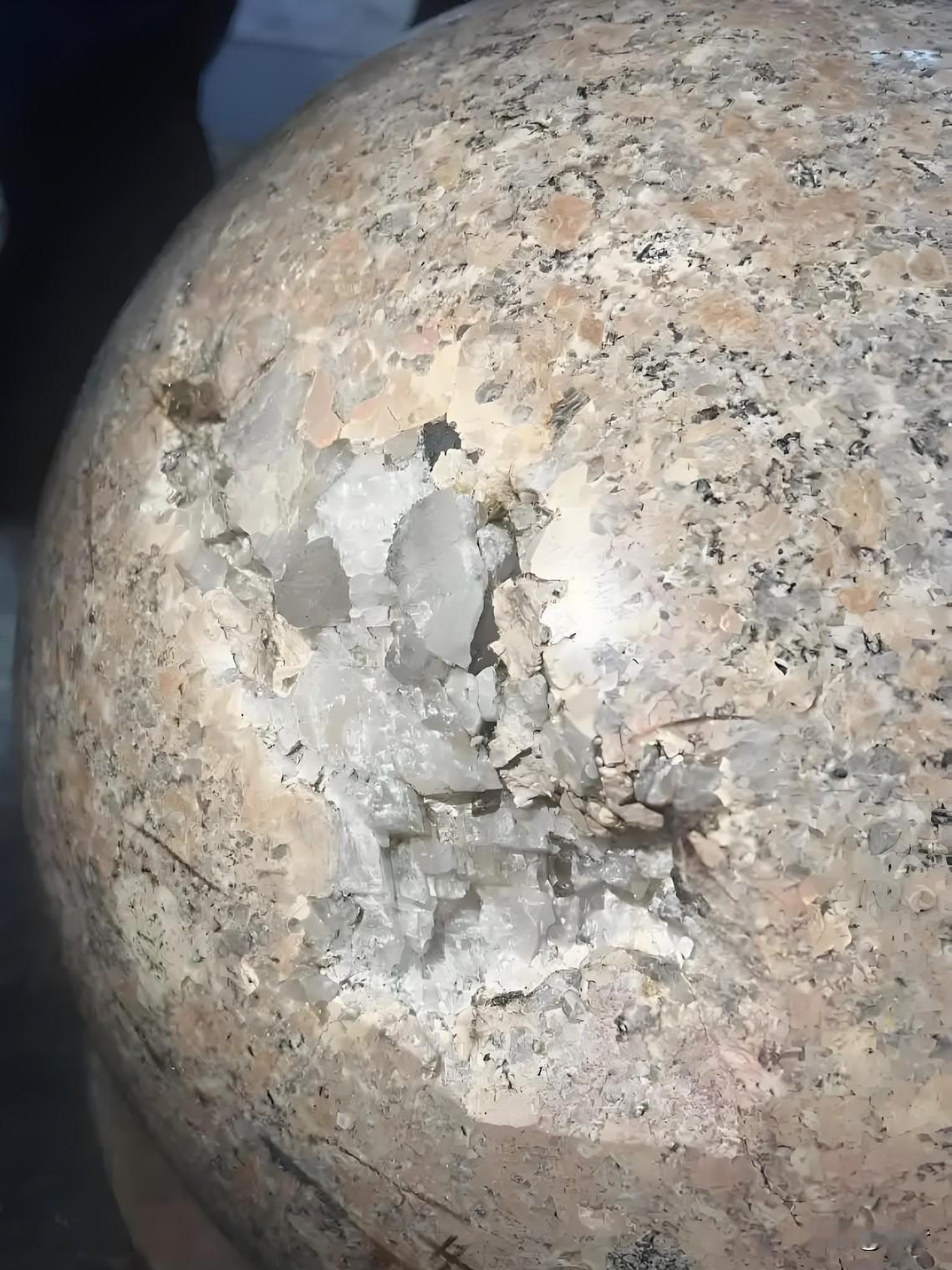 我是万万没想到啊！

原来里面装的都是真货。

宝马车女车主前保险杠都被干脱落了