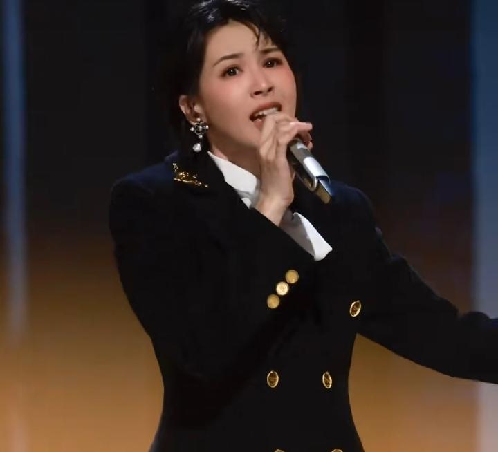 曾佩慈，《浪姐》黑马选手。
4月4日，曾沛慈喜提热搜，在2026《浪姐》的初舞台