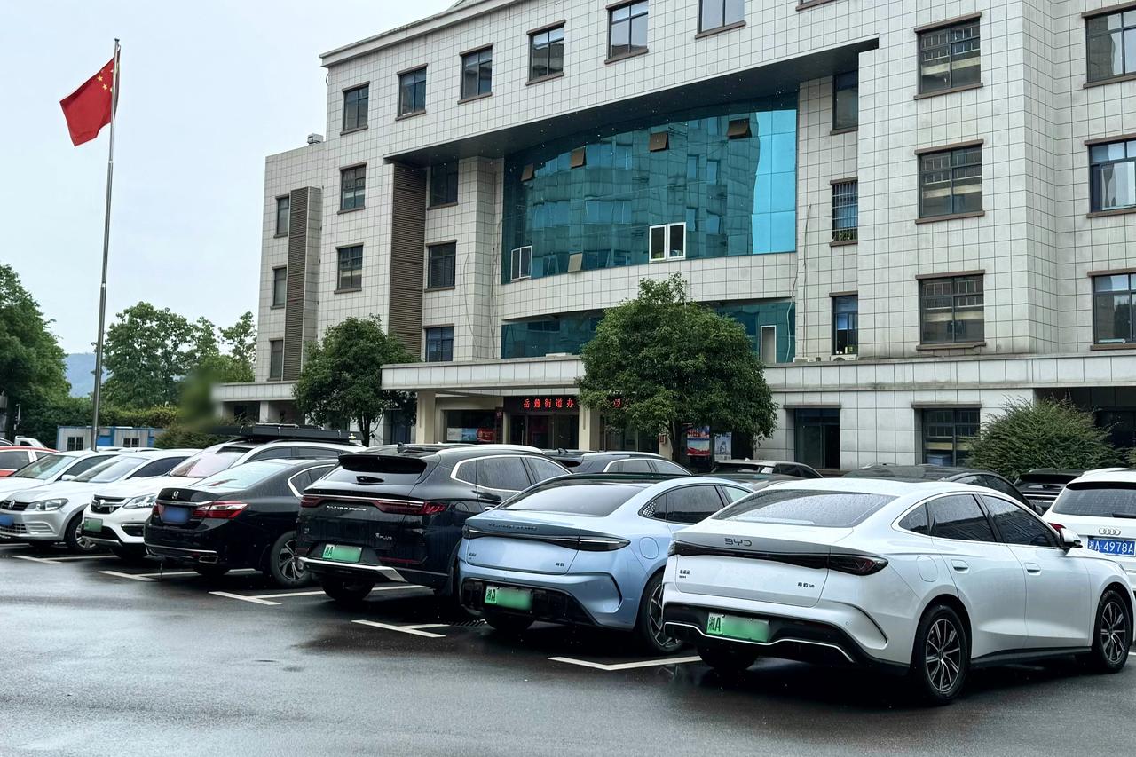 通勤新风尚：政府大院里的比亚迪选择
政府大院停车场上，比亚迪日益成为公务员们的通
