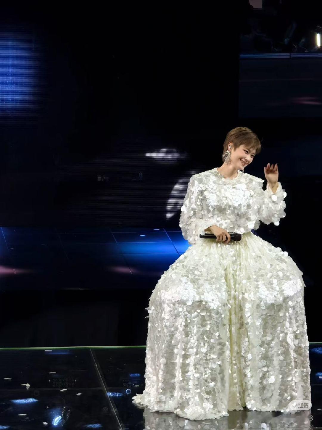 李宇春北京第二天上座率 李宇春乐坛地位 李宇春直播 灯火满场，座无虚席。当肖战、