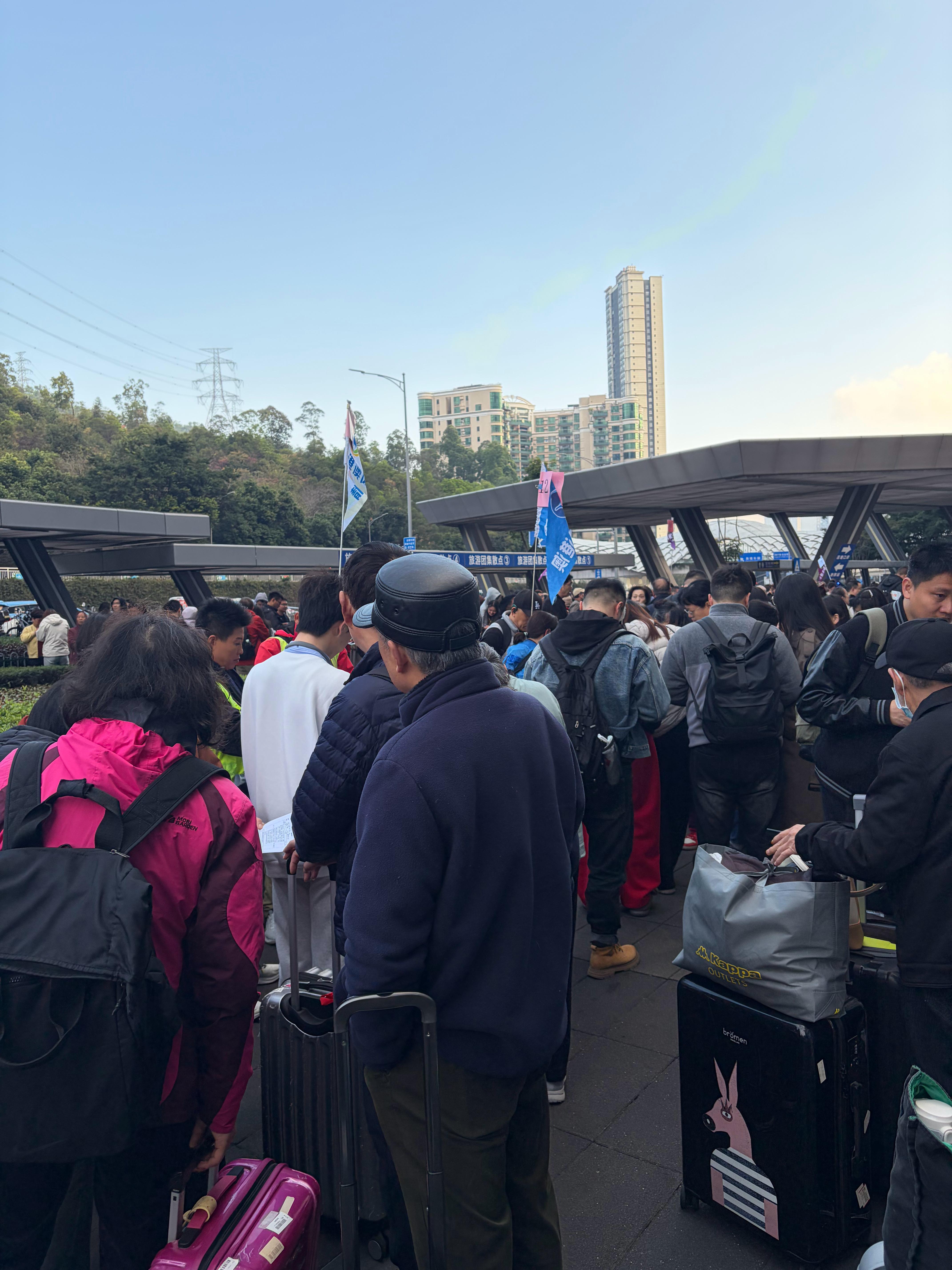 到深圳了，从莲塘口岸过关，一堆人 深圳·莲塘口岸商业城