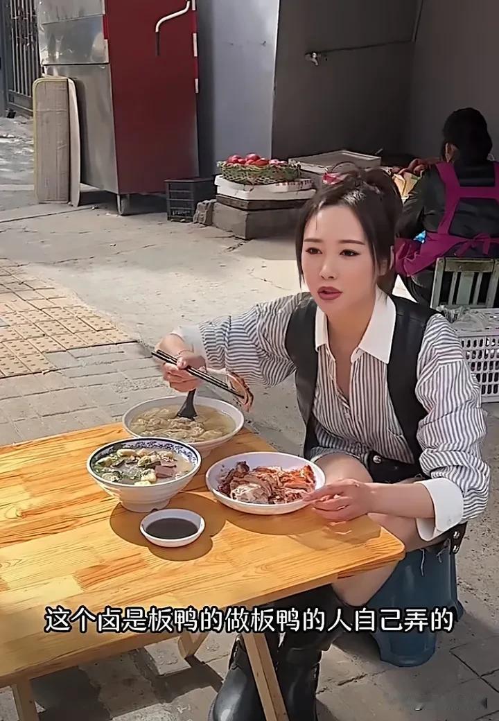 我看到了李纯最接地气的一面，直接路转粉，大部分女星为了身材不敢吃东西，她却各种美
