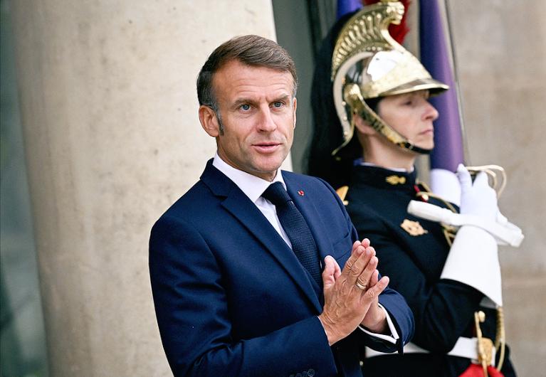 马克龙估计要愁坏了，法国一份最新民调结果一出来就引发热议，他支持率只剩下25%了