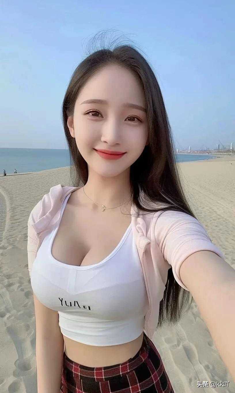 海边自拍，阳光明媚，元气满满的一天！🌞🏖️你觉得幸福应该是什么样的 女生为什