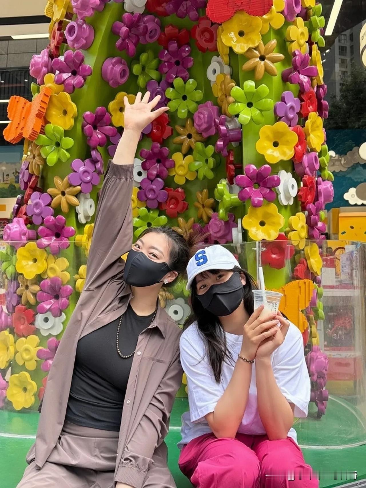 中国女篮球员李梦晒出了自己和好友一起游玩的美照，她配文写到：“希望没收了困惑，热