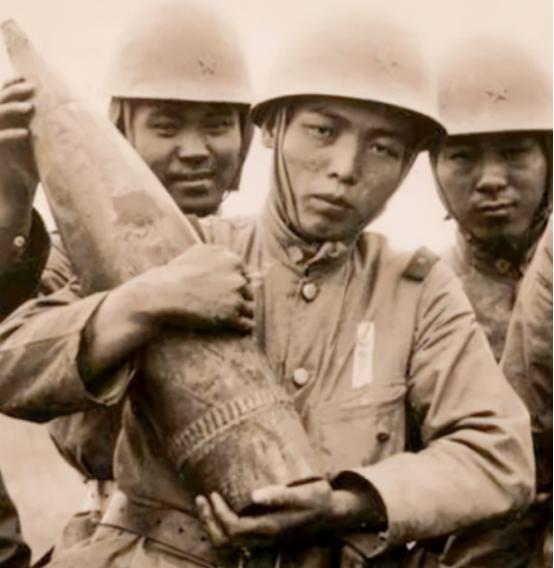 1937年，某一日深夜，一名日军翻进老农家，偷偷将一摞钱塞进窗户，低声道：“千万