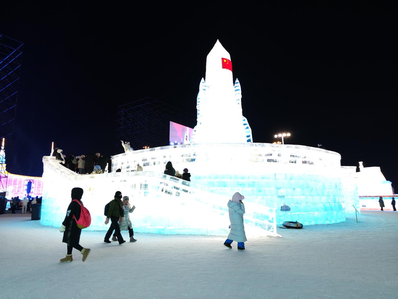 分享一张你最近随拍的照片夜幕下的冰雕建筑晶莹剔透，璀璨的灯光勾勒出建筑的轮廓，顶