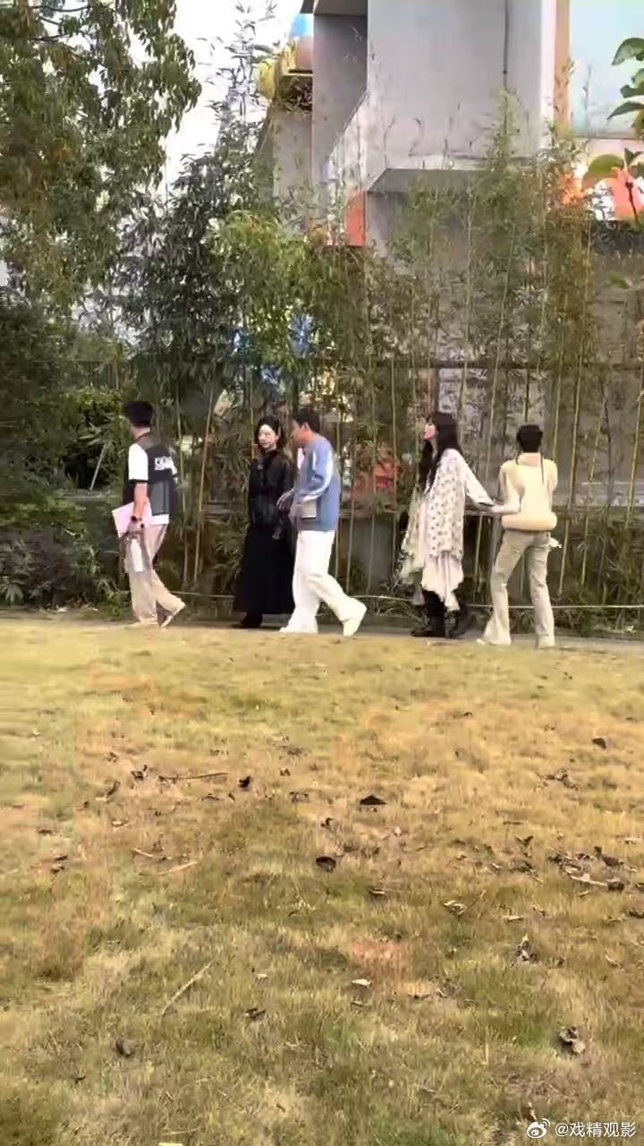 宋妍霏祝绪丹她在闹她在笑周五晚高疯 浪姐舞台上没等到的合作，私下里全补回来了，宋