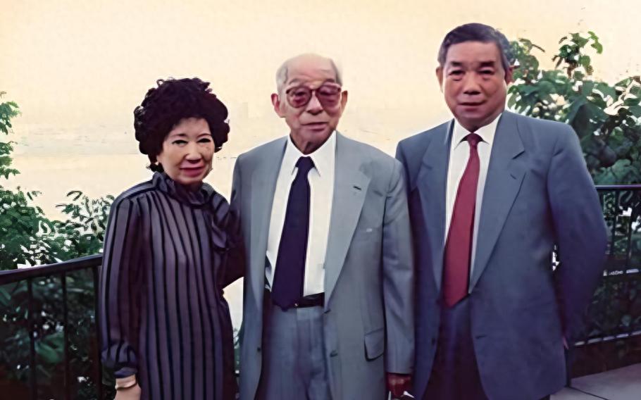 古风＠读张学良与蒋士云女士爱情典故诗一首

风烛残年逢旧友，
士云小妹未情收。